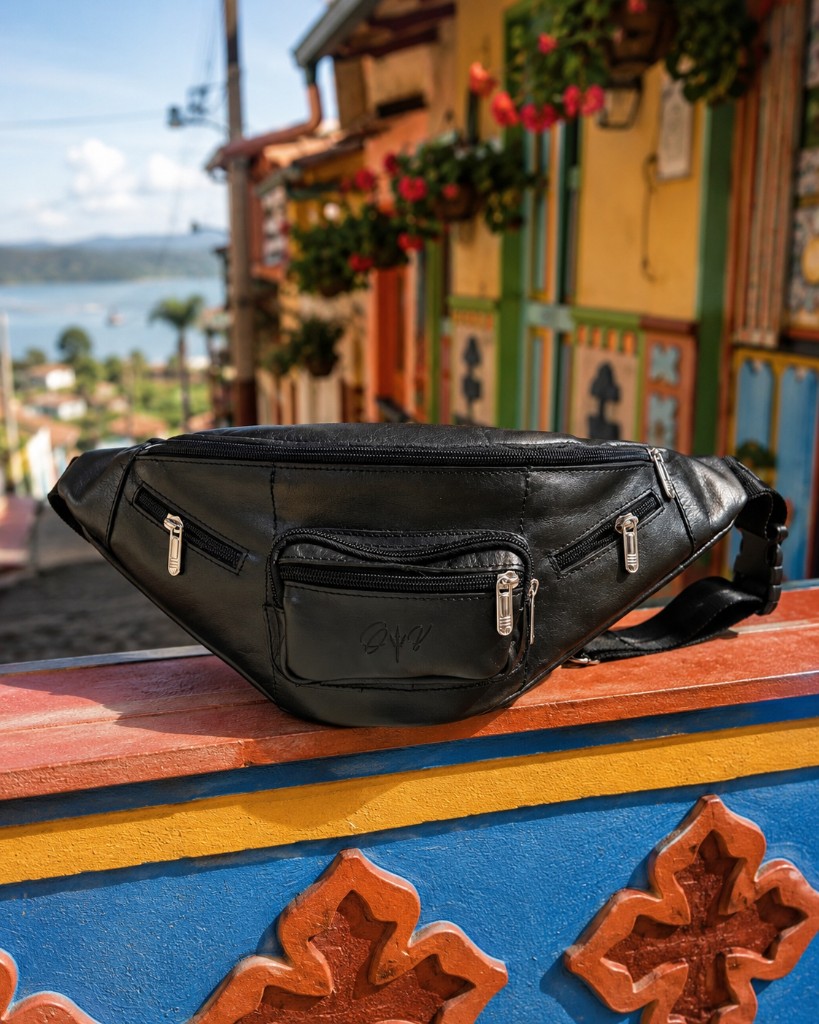 Riñonera en cuero negro — Guatapé, Antioquia